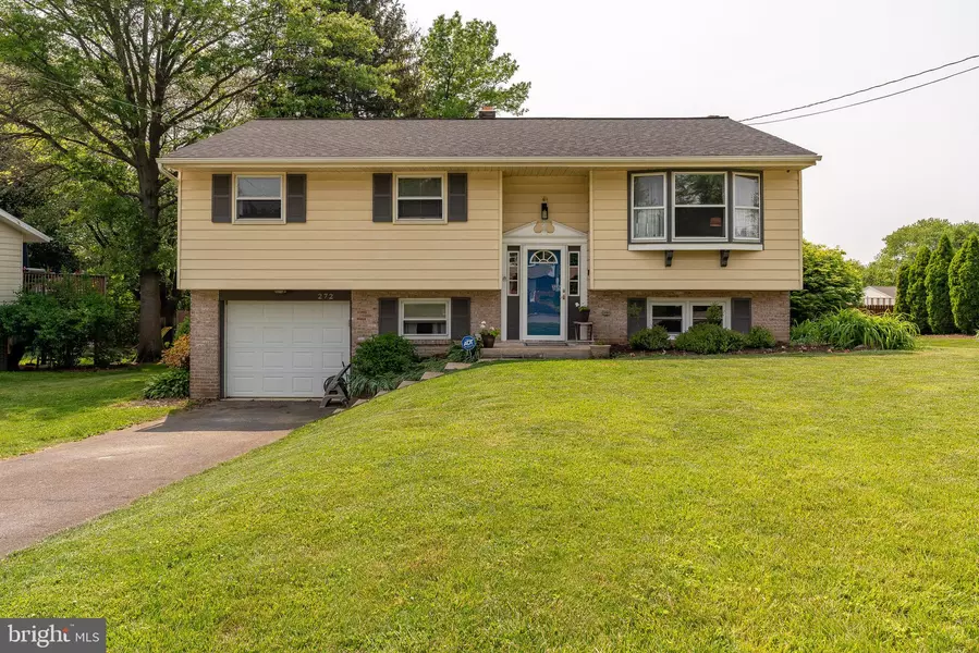 272 LONGFELLOW DR, Lancaster, PA 17602