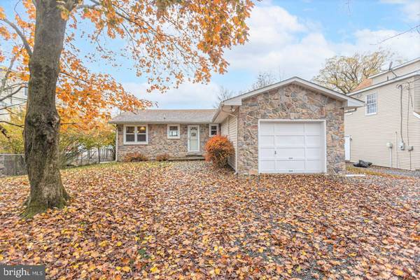 7688 LAKE SHORE DR, Pocono Lake, PA 18347