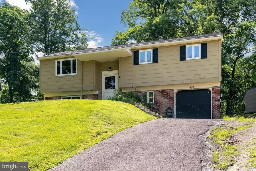 4 WOODSEDGE RD, Norristown, PA 19403