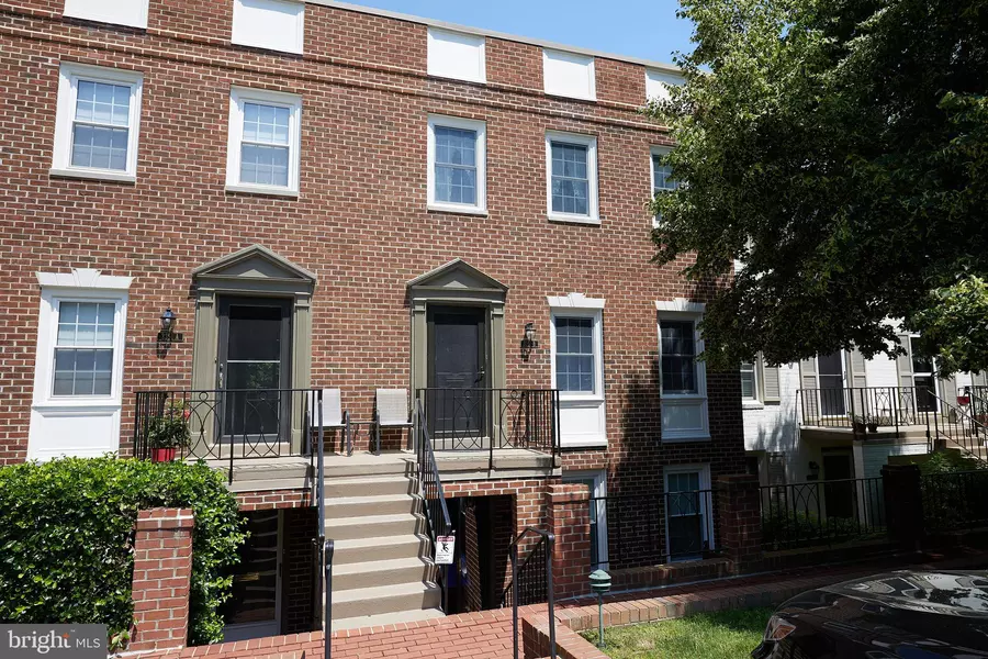 3251 SUTTON PL NW #B, Washington, DC 20016