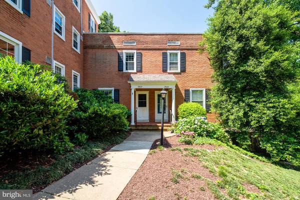 2907 S DINWIDDIE ST, Arlington, VA 22206