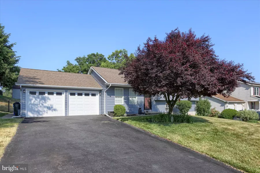 5 S BEN HOGAN DR, Etters, PA 17319