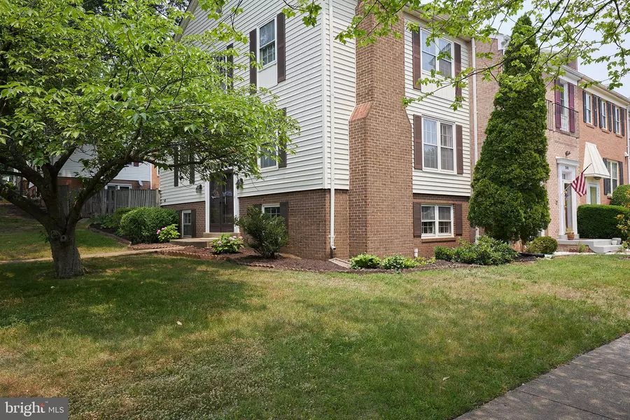 2501 WINDBREAK DR, Alexandria, VA 22306