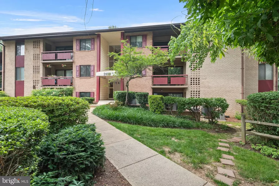 2850 DOVER LN #301, Falls Church, VA 22042