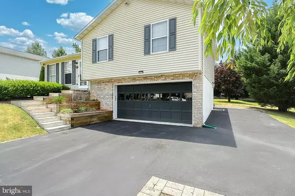 Hanover, PA 17331,319 AZALEA DR