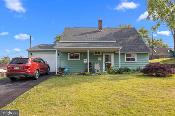 27 HOLLYHOCK LN, Levittown, PA 19055