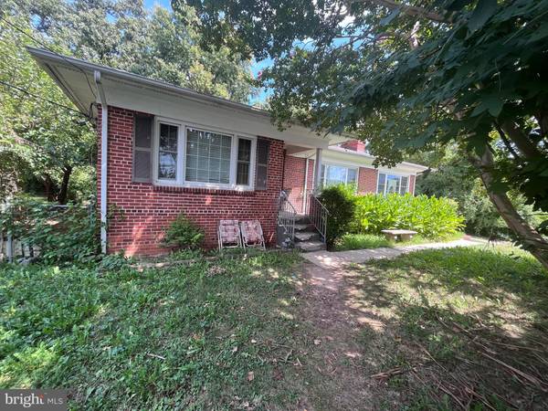 8642 LESLIE AVE, Glenarden, MD 20706