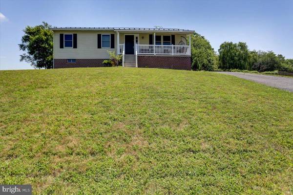 1590 MEADOW GREEN LN, Chambersburg, PA 17202