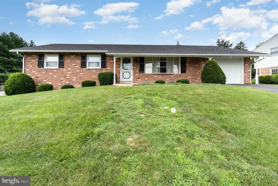 445 PHILMONT DR, Lancaster, PA 17601