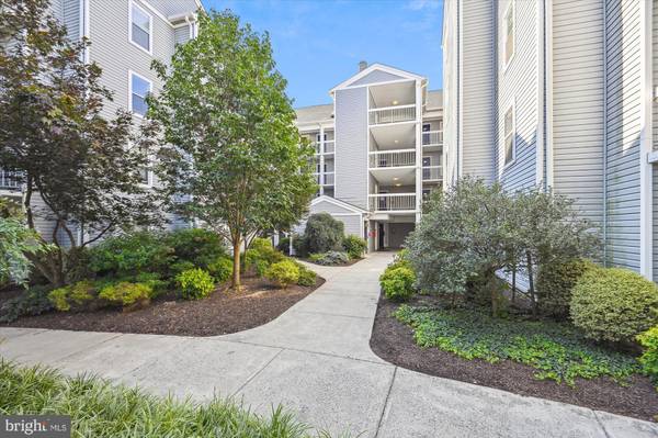 3179 SUMMIT SQUARE DR #2-B8, Oakton, VA 22124