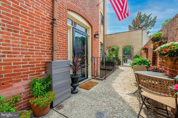 2 WILLINGS ALLEY MEWS, Philadelphia, PA 19106