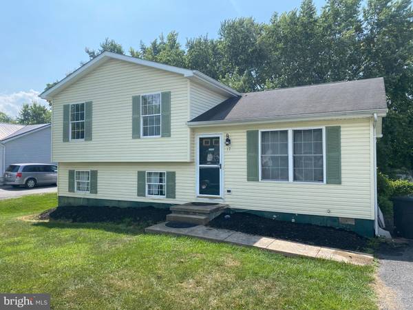 17 MIDNOON DR, Martinsburg, WV 25404