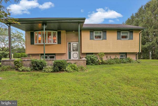 14 MEADOW HILL DR, Bernville, PA 19506