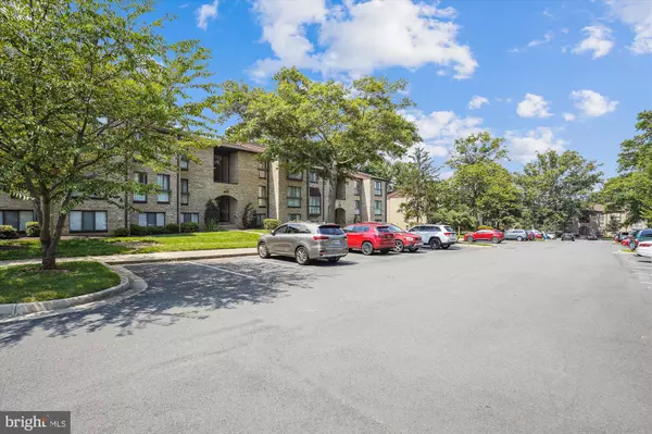 Reston, VA 20191,2068 ROYAL FERN CT #11B