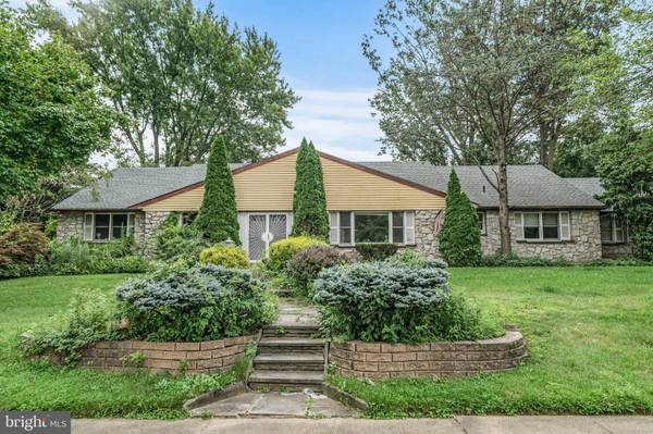 2 SUMMIT VALLEY LN, Oreland, PA 19075