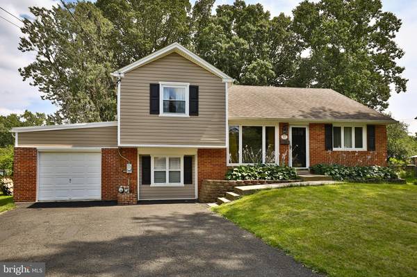 901 WORTHINGTON DR, Warminster, PA 18974