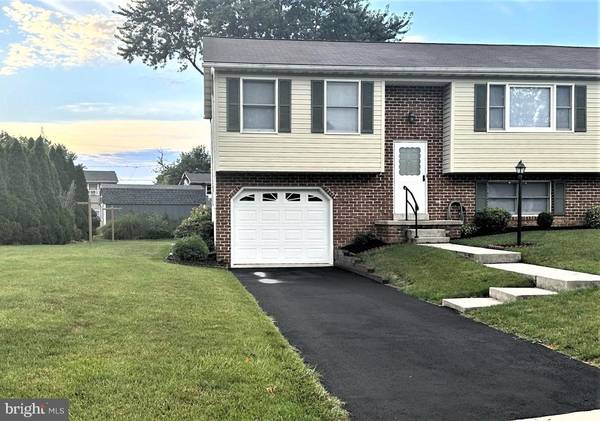 6 DOGWOOD LN, Hanover, PA 17331