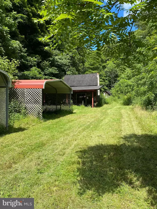 Mount Morris, PA 15349,403 FOX RUN RD