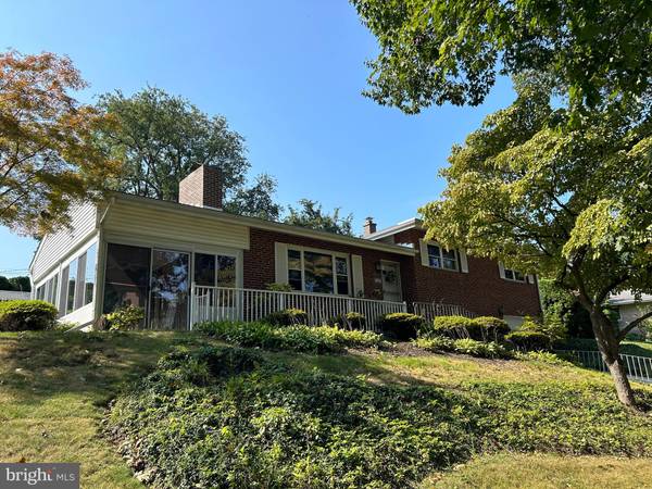 864 HILLSIDE DR, Camp Hill, PA 17011