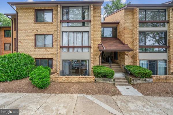 10210 BUSHMAN DR #302, Oakton, VA 22124