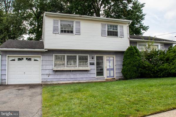 11 VARADY DR, Fords, NJ 08863