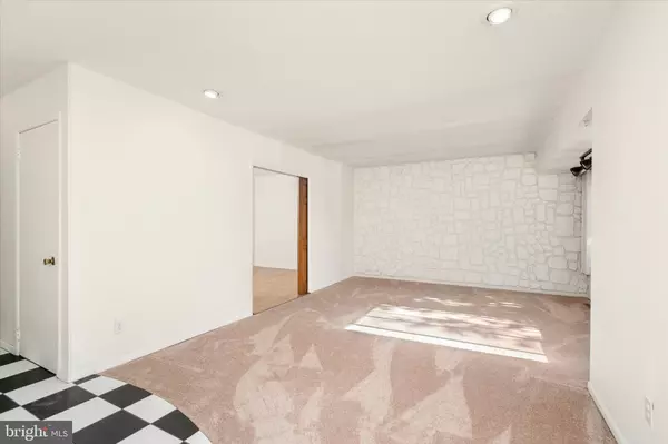 East Windsor, NJ 08520,24 TWIN RIVERS DR N