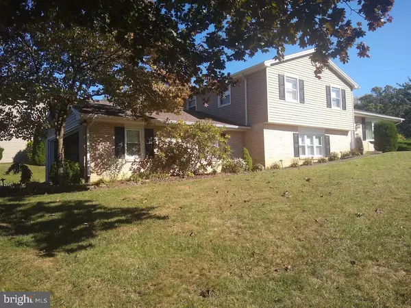 8 HELLAM DR, Mechanicsburg, PA 17055