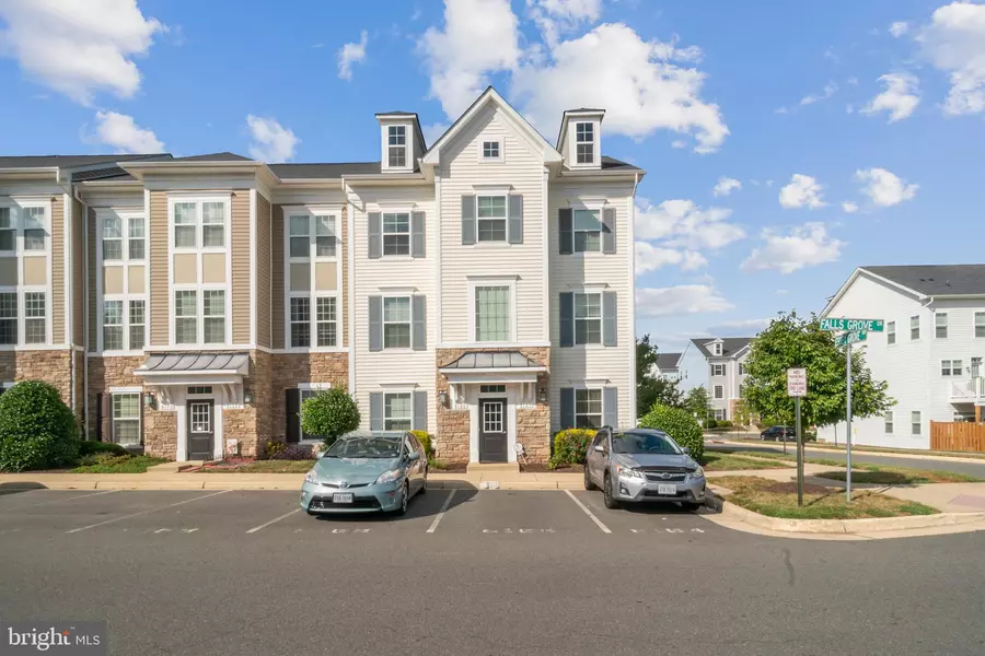 8166 FALLS GROVE DR #21, Manassas, VA 20111