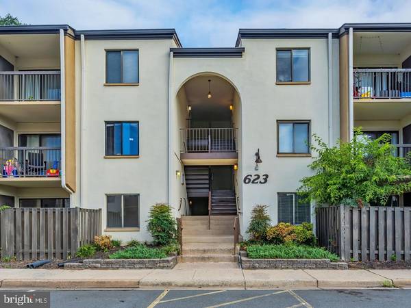 623 CENTER ST #T4, Herndon, VA 20170