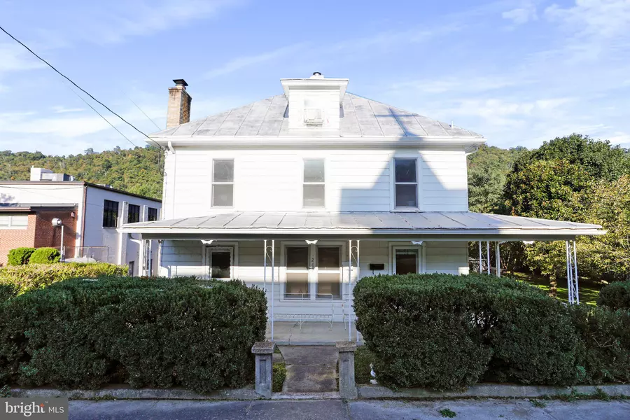 265 HARRISON AVE, Berkeley Springs, WV 25411