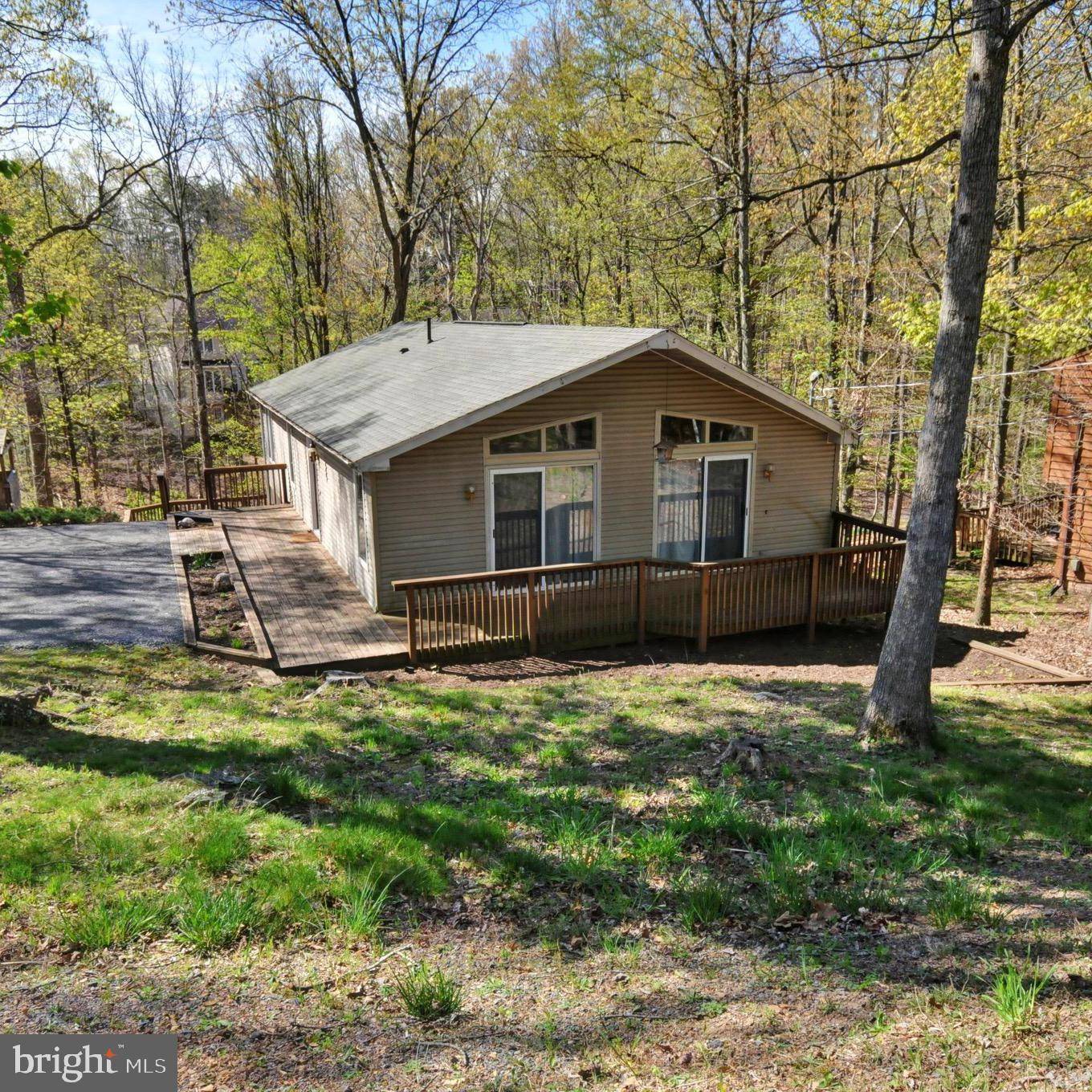 1261 LAKEVIEW DR, Cross Junction, VA 22625