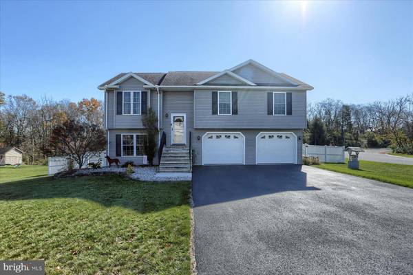 2 CAMELOT LN, Newville, PA 17241