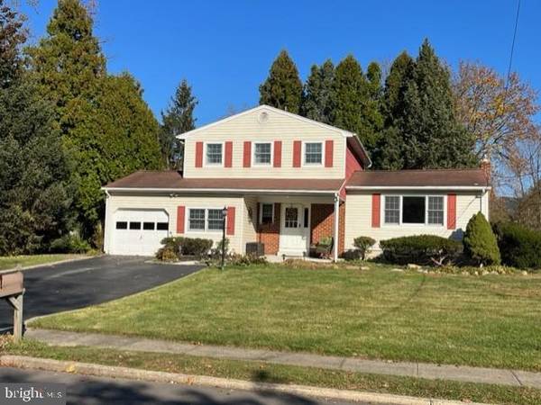 10 BLUE DEVIL LN, Hamilton, NJ 08619