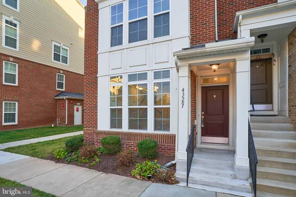 43587 HELMSDALE TER, Chantilly, VA 20152