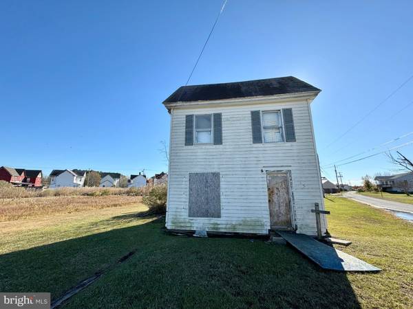 15 WALNUT ST, Crisfield, MD 21817