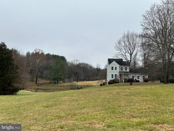 10637 CREST HILL RD, Marshall, VA 20115