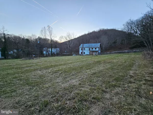 15 JOHN DEERE LN, Maysville, WV 26833