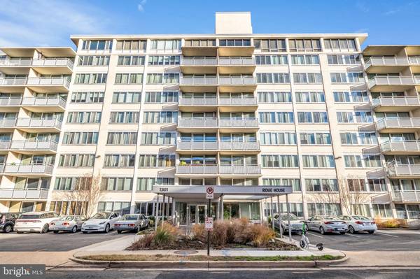 Arlington, VA 22202,1301 S ARLINGTON RIDGE RD #802