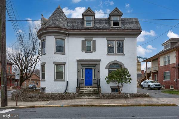 3 W STIEGEL ST, Manheim, PA 17545