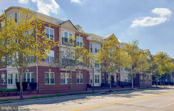 Alexandria, VA 22314,828 SLATERS LN #201