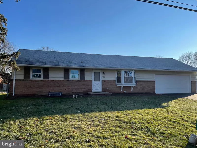 35 FARMLAND RD, Leola, PA 17540