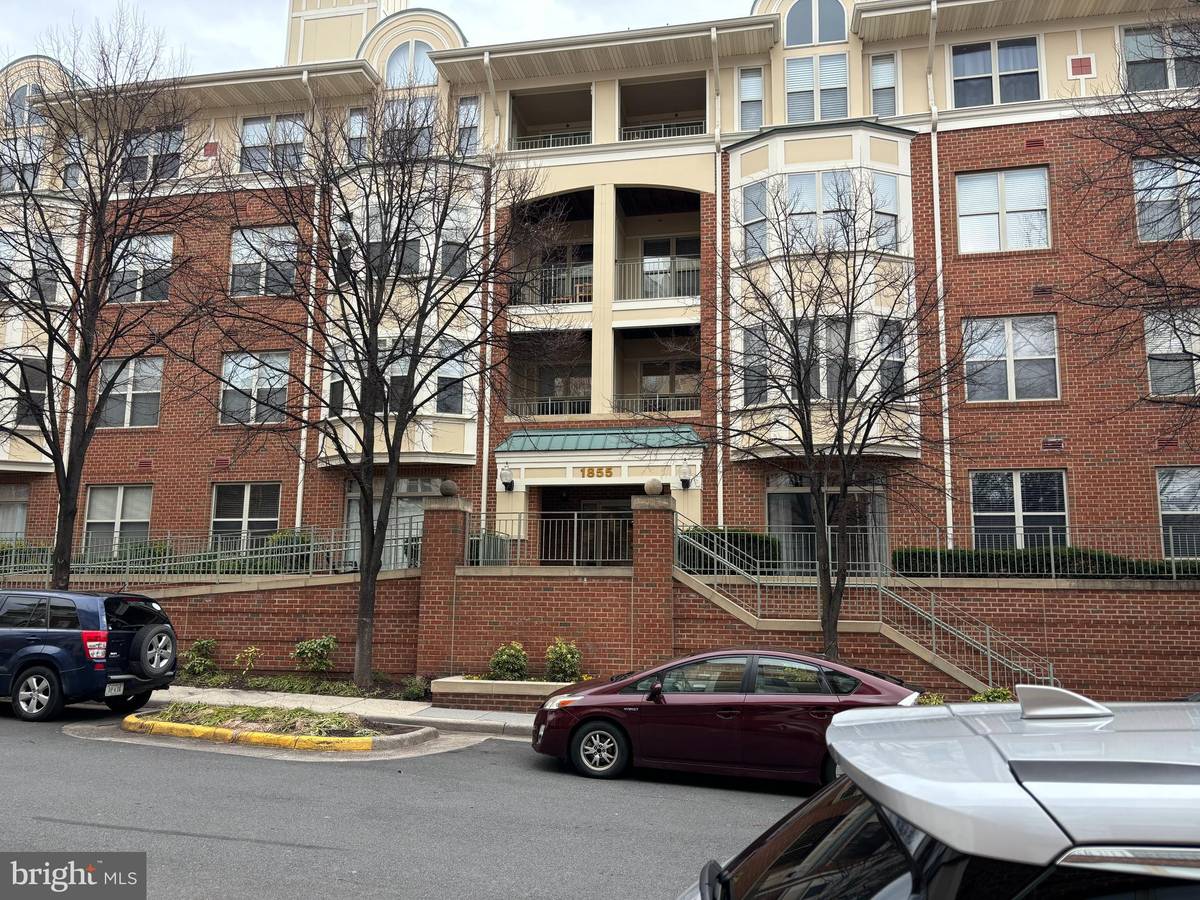 Reston, VA 20190,1855 STRATFORD PARK PL #113