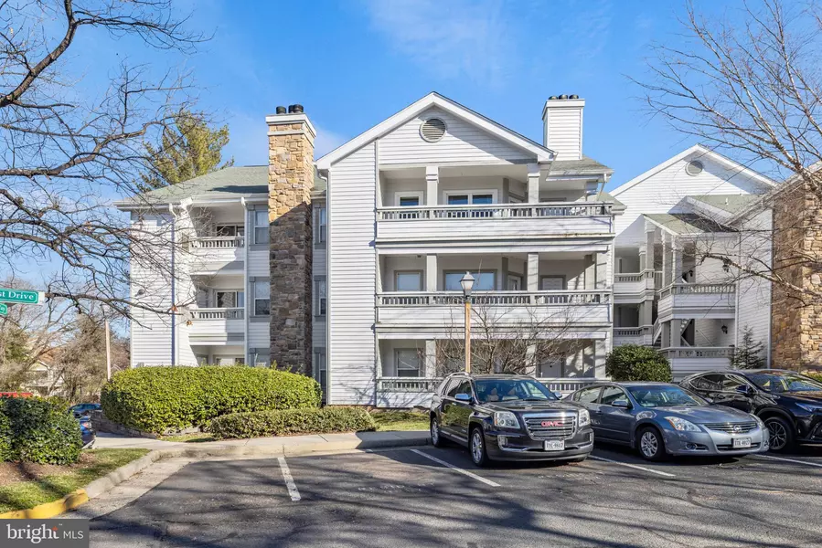 4401 SEDGEHURST DR #103, Fairfax, VA 22033