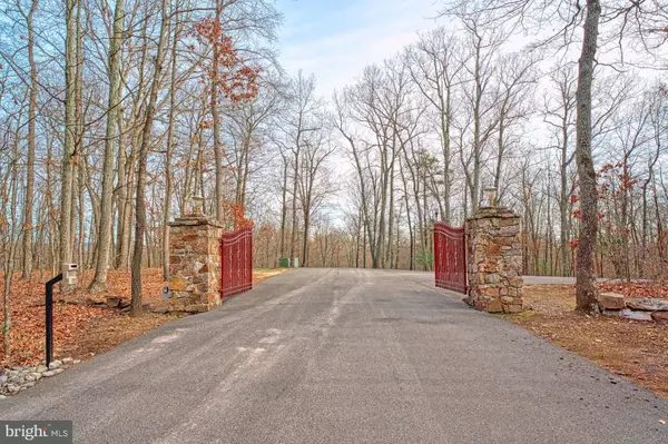 Paw Paw, WV 25434,610 PIN OAK RD