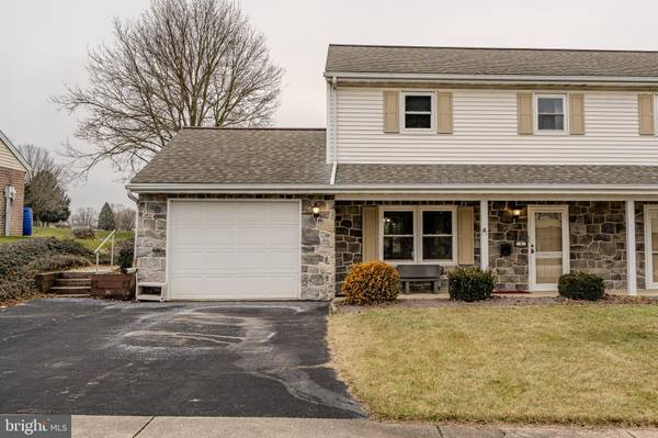 8 ORIOLE DR, Ephrata, PA 17522