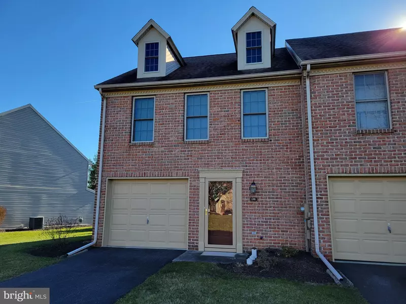 190 CROWN POINTE DR #Q190, York, PA 17402