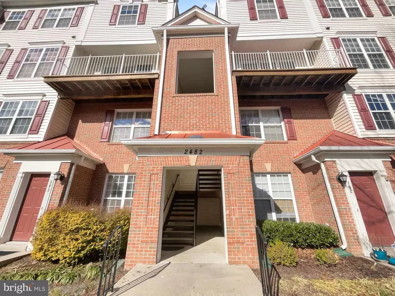 2482 ANGELINE DR #301, Herndon, VA 20171