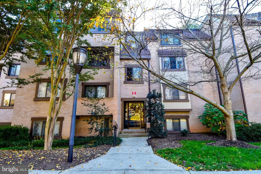 1669 PARKCREST CIR #400, Reston, VA 20190