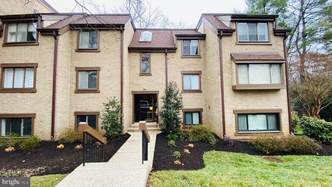 1637 PARKCREST CIR #100, Reston, VA 20190