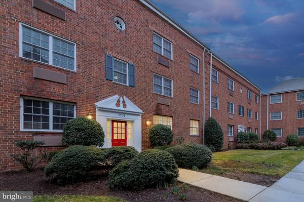 1704 W ABINGDON DR W #102, Alexandria, VA 22314